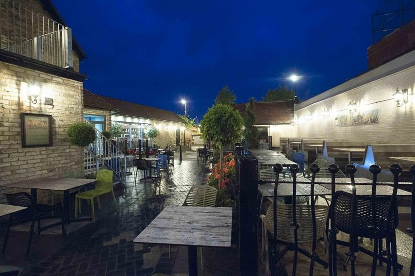 The Crown Hotel Wetherspoon Biggleswade Exterior photo